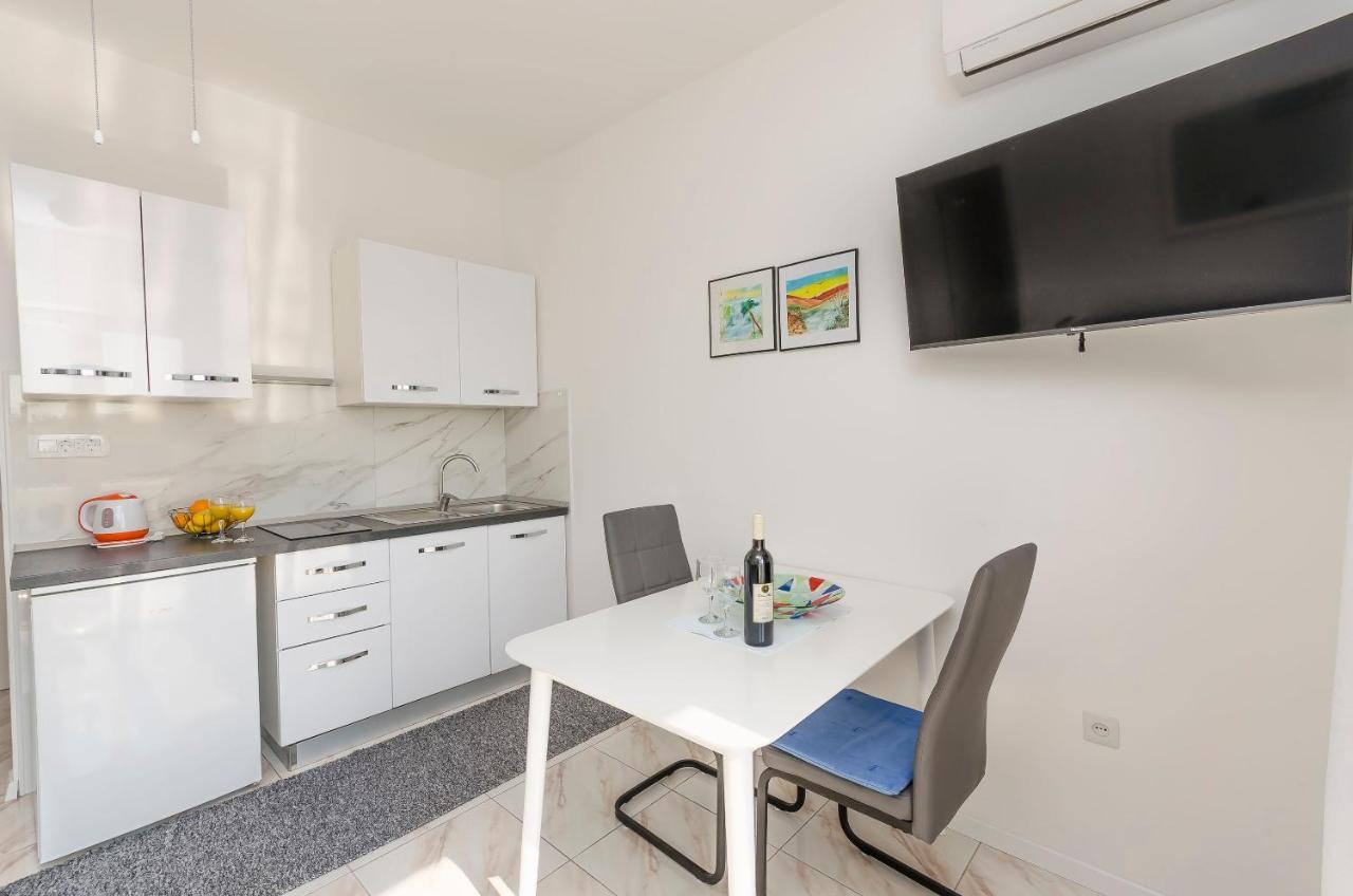 Apartments And Rooms On The Beach Vodice Esterno foto