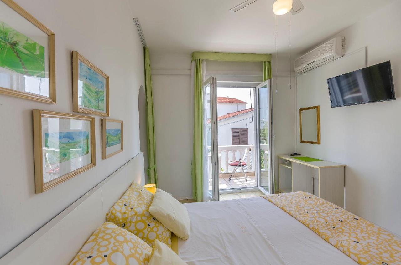 Apartments And Rooms On The Beach Vodice Esterno foto