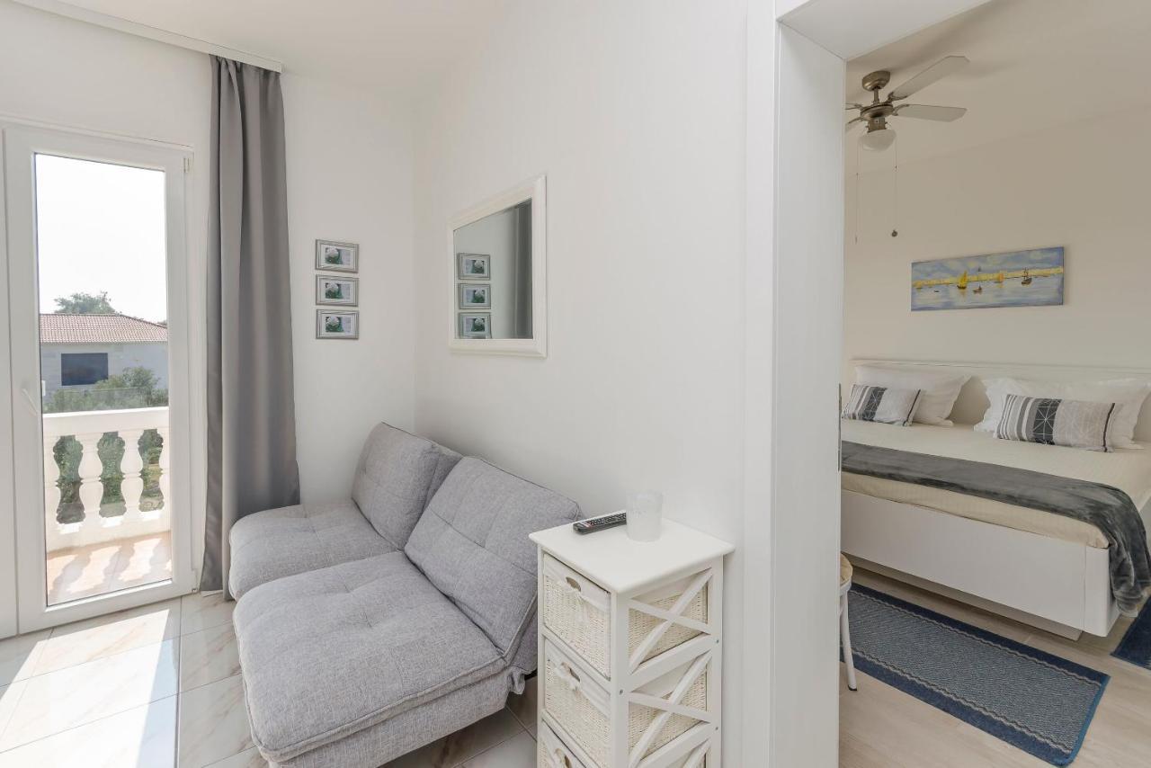 Apartments And Rooms On The Beach Vodice Esterno foto