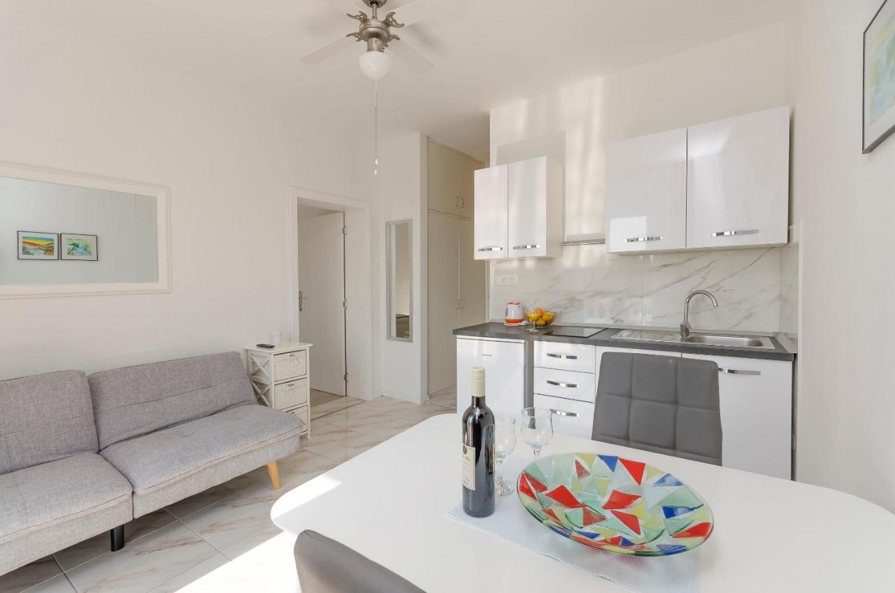 Apartments And Rooms On The Beach Vodice Esterno foto