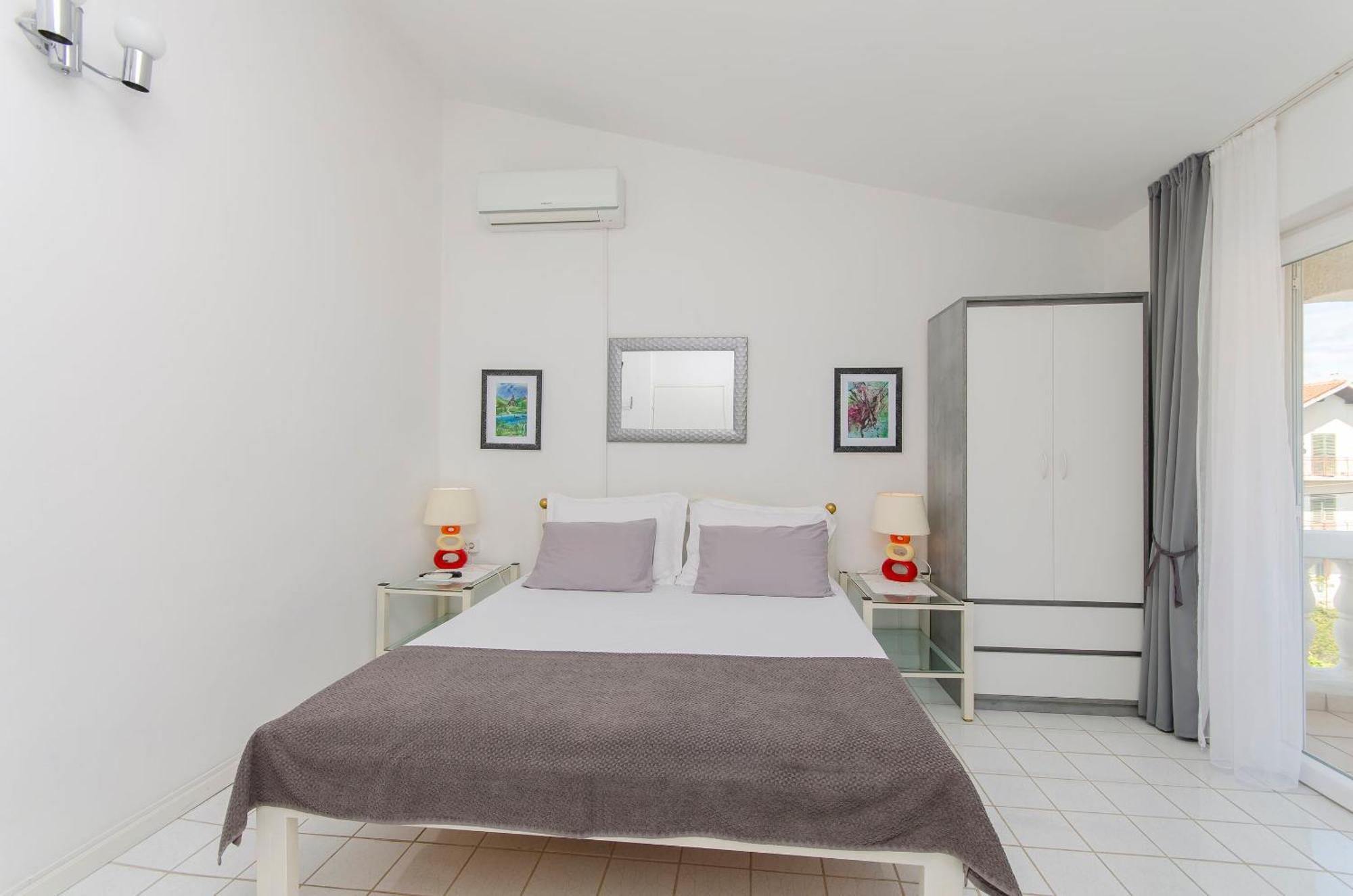 Apartments And Rooms On The Beach Vodice Esterno foto